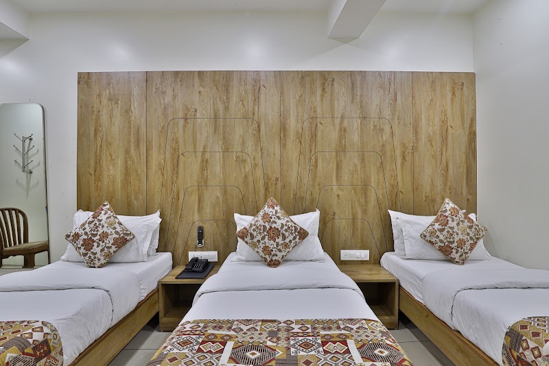 HOTEL SIGNATURE - HOTEL SIGNATURE 3RD FLOOR, Abowath Complex, Cinema Rd, Opposite Krishna Cinema, Mahidharpura, LAKKAD KOT, Surat, Gujarat 395003, India