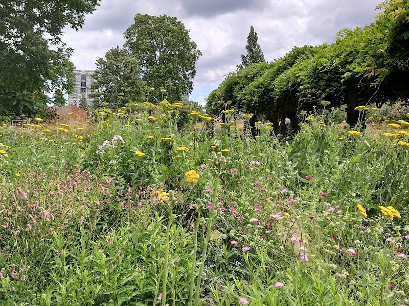 Old English Garden - Old English Garden, 4 St Agnes Pl, London SE11 4BE, UK