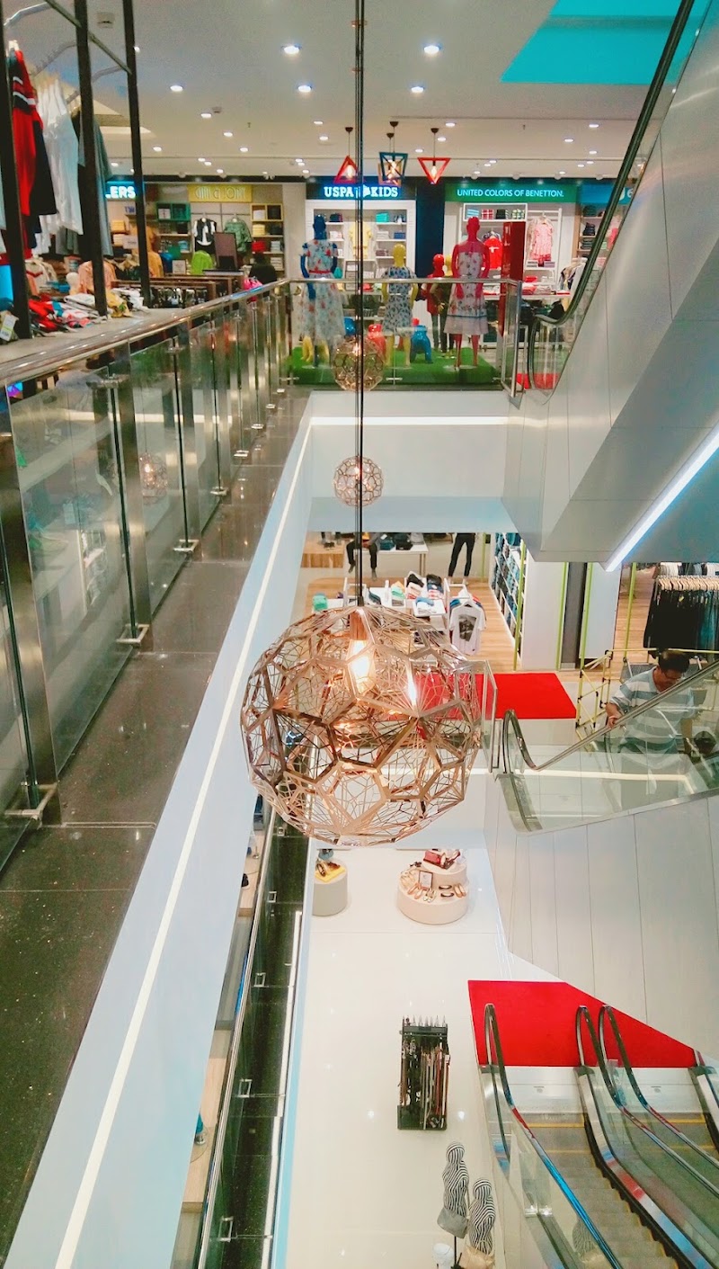 Central Mall - Central Mall Palayam - Airv mmport Road, Pattoor - Vanchiyoor Rd, Vanchiyoor, Thiruvananthapuram, Kerala 695035, India