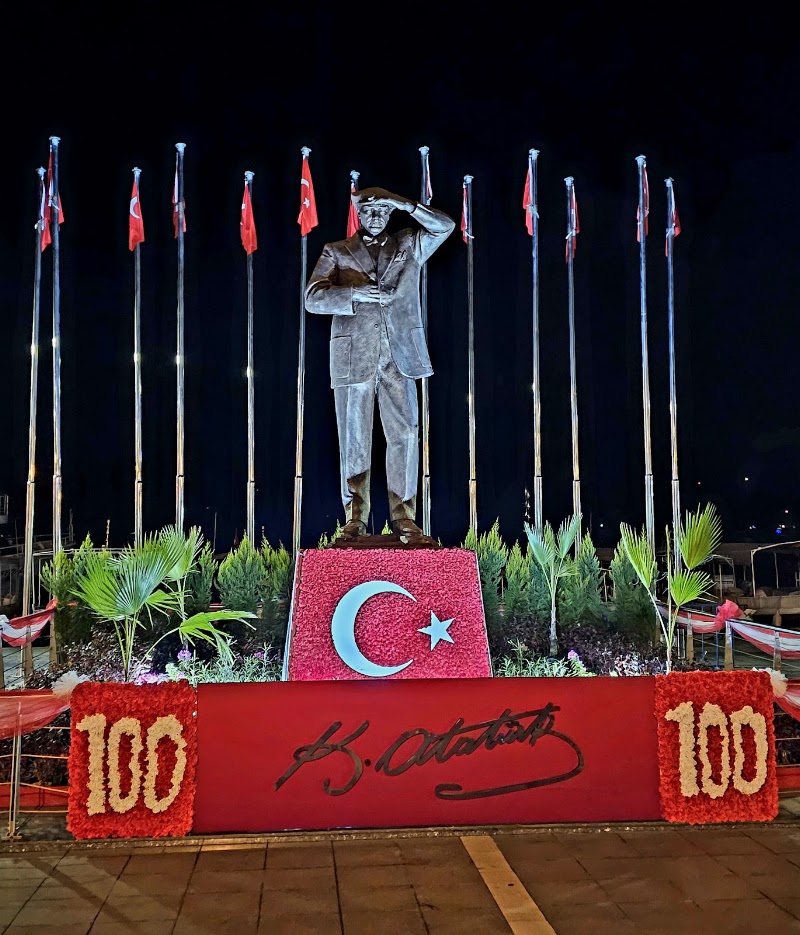 Atatürk Heykeli - Atatürk Heykeli No:, Tepe, Kordon Cd. No:52, 48700 Marmaris/Muğla, Türkiye