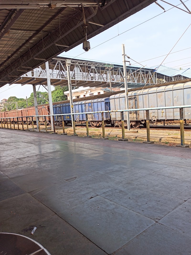 Kozhikode railway station platform No 4 - Kozhikode railway station platform No 4, 6QWJ+274, Palayam, Kozhikode, Keralam 673001, India