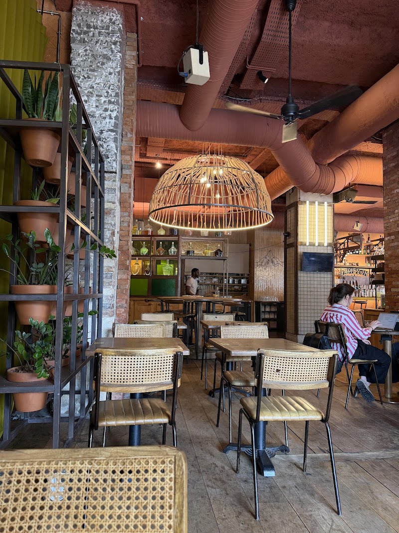 The Place to... Gare de l'Est - Restaurant Pub Paris 10 - The Place to... Gare de l'Est - Restaurant Pub Paris 10 131 Rue du Faubourg Saint-Martin, 75010 Paris, France