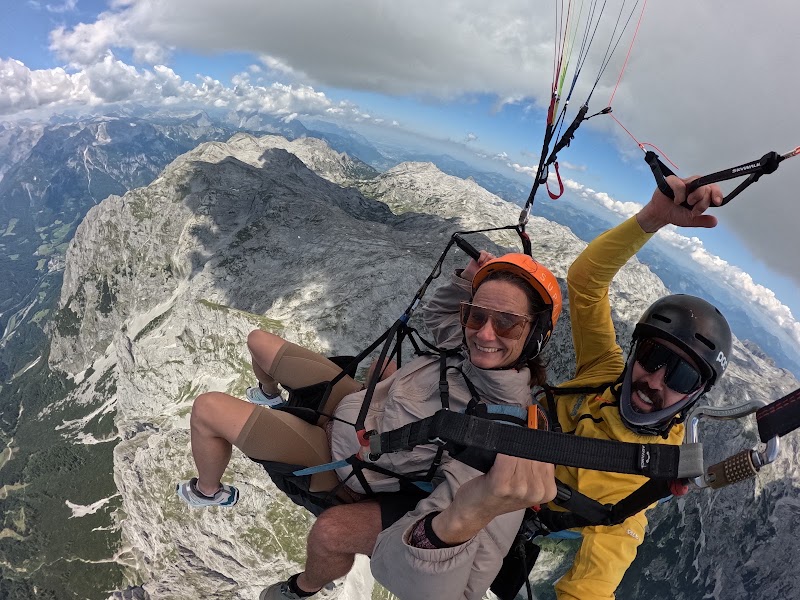 FlyTandem Paragliding St.Gilgen - Paragleiten/ Tandemfliegen am Wolfgangsee - FlyTandem Paragliding St.Gilgen - Paragleiten/ Tandemfliegen am Wolfgangsee, Konrad-Lesiak-Platz 3, 5340 St. Gilgen, Austria
