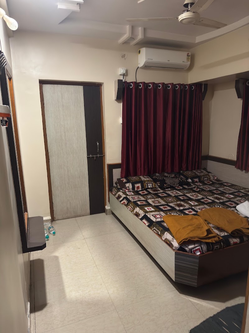 Sai Raghunandan Guest House - Sai Raghunandan Guest House no.2, Dr. Hedgewar nagar Galli, behind Nagar panchyat office, Sai Nagar, Shirdi, Maharashtra 423109, India