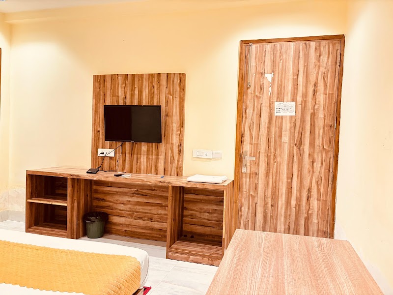 Hotel Goodluck House Near Delhi Airport - Hotel Goodluck House Near Delhi Airport A-44 Raod No. 4, Street No. 9, Block B, Mahipalpur Extension, Mahipalpur, New Delhi, Delhi 110037, India