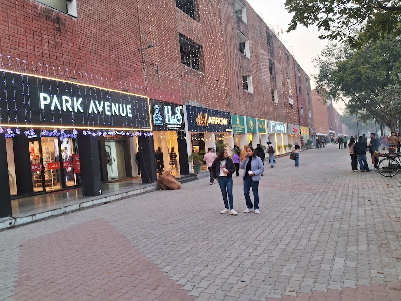 Sector 17 Plaza - Sector 17 Plaza, PQRJ+6R8, Shopping Plaza, 17E, Sector 17, Chandigarh, 160017, India