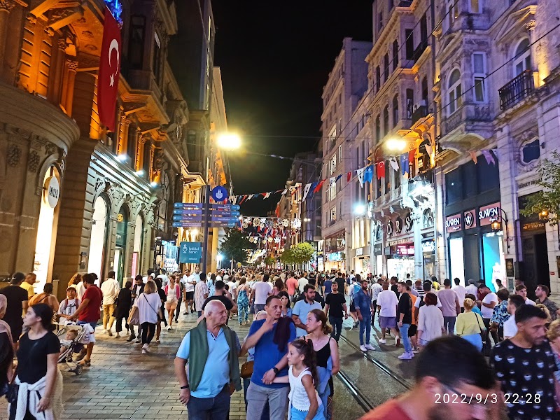 Taksim Square - Taksim Square, Kocatepe, Tak-ı Zafer Cd., 34435 Beyoğlu/İstanbul, Türkiye