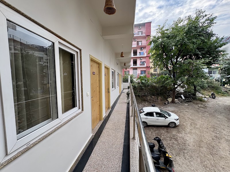 Zuna Stayz Tapovan - Rishikesh - Zuna Stayz Tapovan - Rishikesh Zuna Stayz, Balaknath Rd, near AYM School, Upper Tapovan, Tapovan, Rishikesh, Uttarakhand 249192, India