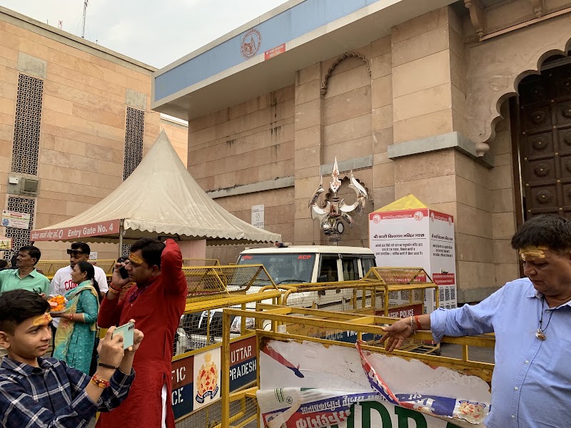 Kashi Rudraksh Pujan Bhandar - Kashi Rudraksh Pujan Bhandar Kashi Vishwanath temple Gate, 4, YSK-1, Lahori Tola, Varanasi, Uttar Pradesh 221001, India