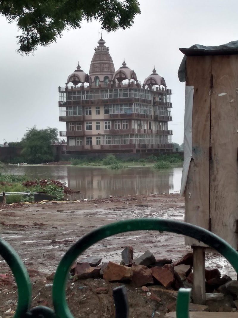 Shri Radha Madan Mohan Ji Mandir, Vrindavan - Shri Radha Madan Mohan Ji Mandir, Vrindavan, VIP Rd, near Banke Bihari Temple, Goda Vihar, Vrindavan, Uttar Pradesh 281121, India