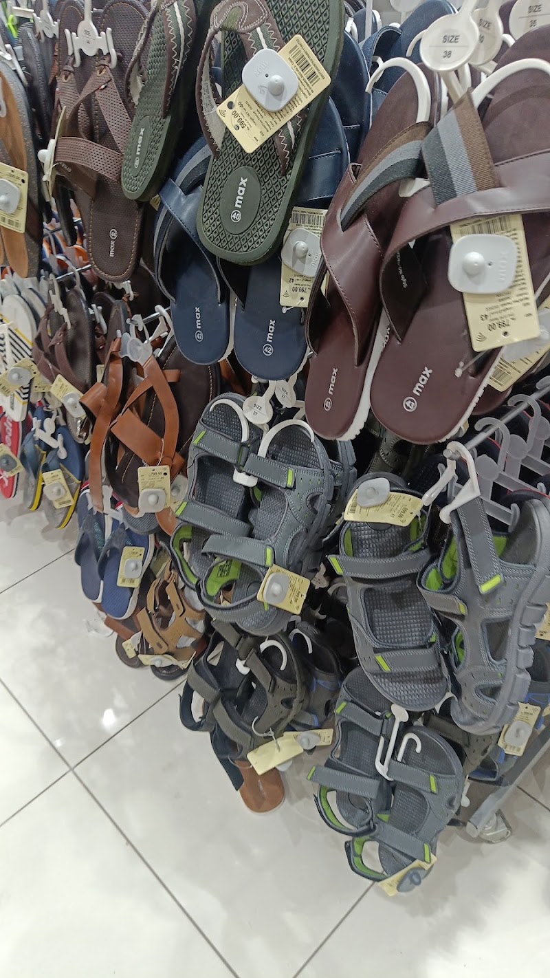Max - Max First Floor, V3S MALL, District Centre, Vikas Marg, Laxmi Nagar, New Delhi, Delhi, 110092, India