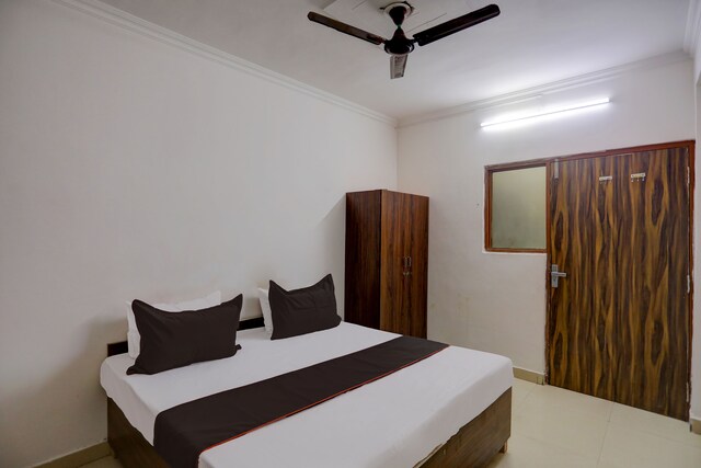 Collection O by OYO S K Residency - Collection O by OYO S K Residency Plot no .1 block A, Deshraj complex, Gali No. 3, Hazipur, Sector 104, Noida, Uttar Pradesh 201304, India