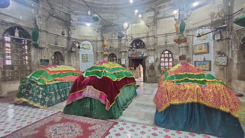 Ahmedshah Badshah's Tomb (4 Ahmed) - Ahmedshah Badshah's Tomb (4 Ahmed), 2499, Badshah No Hajiro, Manek Chowk, Old City, Danapidth, Khadia, Ahmedabad, Gujarat 380001, India