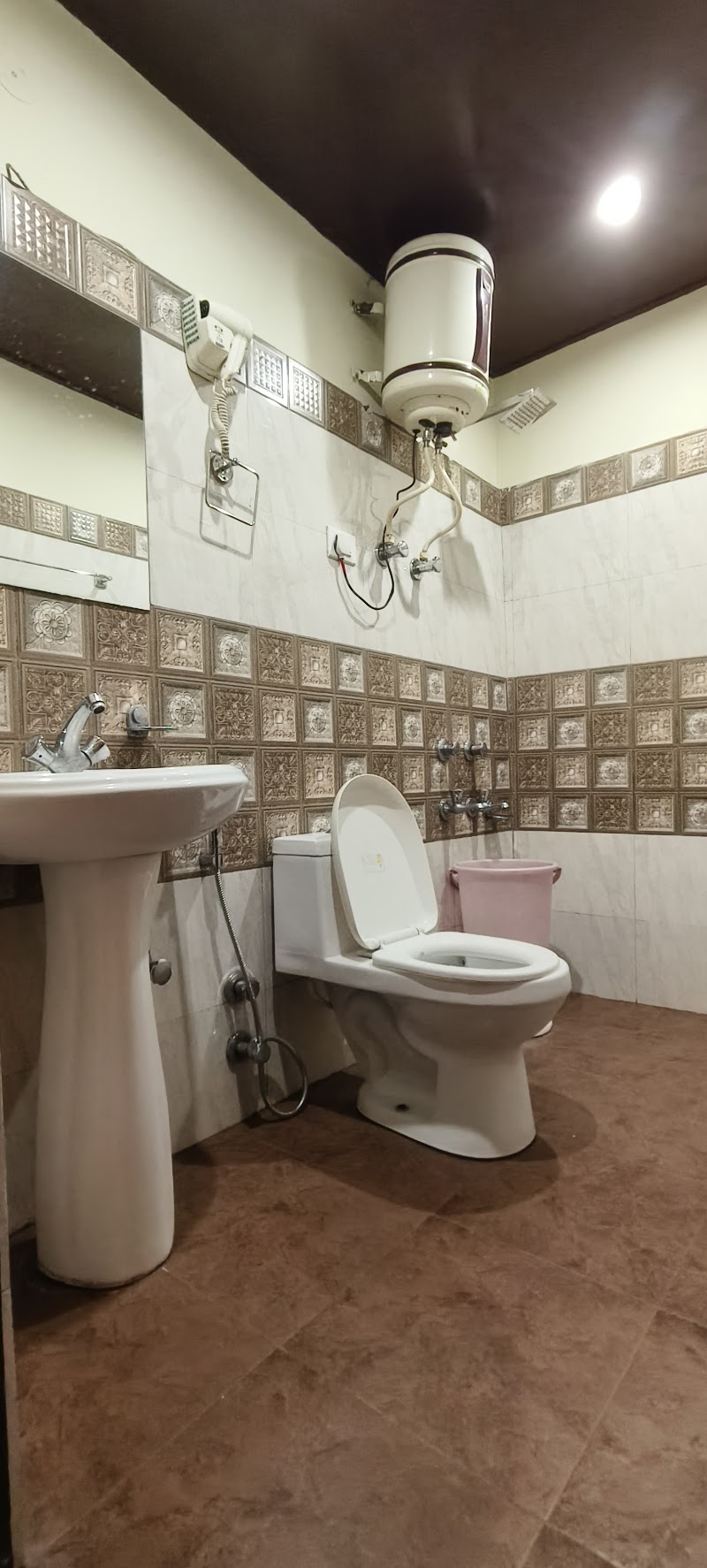 Holiday Inn Dalhousie - Holiday Inn Dalhousie, Banikhet, Bus Stand, near PNB, Pukhri, Dalhousie, Banikhet, Himachal Pradesh 176303, India