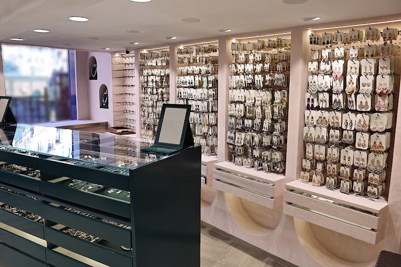 Sukkhi Fashion Jewellery - Bandra - Sukkhi Fashion Jewellery - Bandra Plot No. 493,Shop No.7 & 8, Laxmi Building, Guru Nanak, Co.op.Hsg.Society Ltd, 33, Link Rd, opp. KFC Restaurant, Bandra West, Mumbai, Maharashtra 400050, India