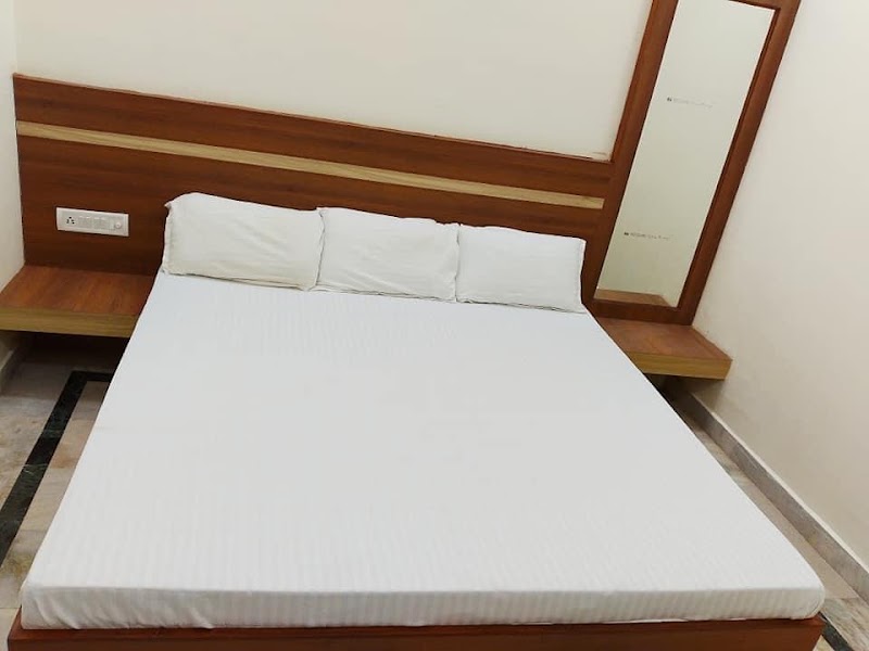 Krishna Palace and guest house - Krishna Palace and guest house 20, Sikandra-Bodla Rd, Dushyant Nagar, Sikandra-Bodla Rd, Dushyant Nagar, Sulabh Puram colony, Lohamandi, Agra, Uttar Pradesh 282007, India