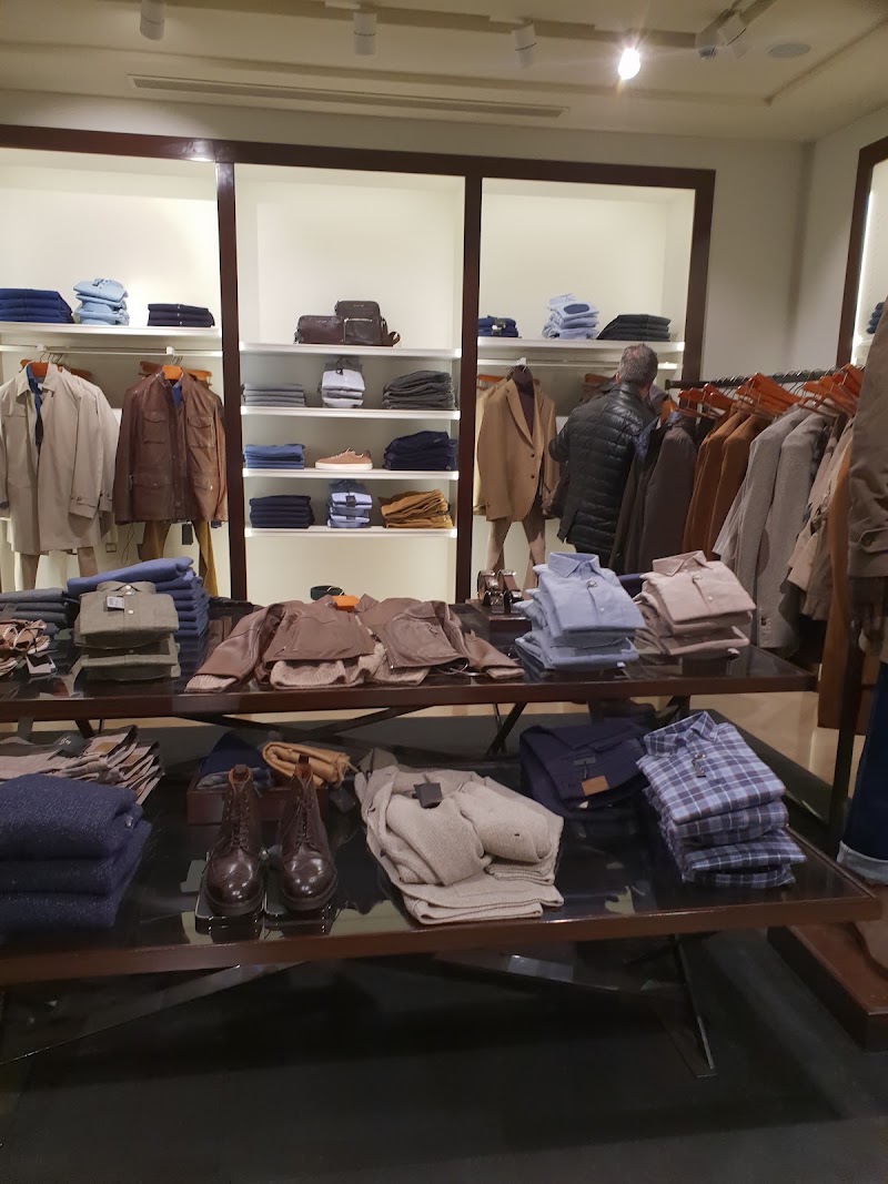 Massimo Dutti Frankfurt - Massimo Dutti Frankfurt, Goethestraße 3, 60313 Frankfurt am Main, Germany