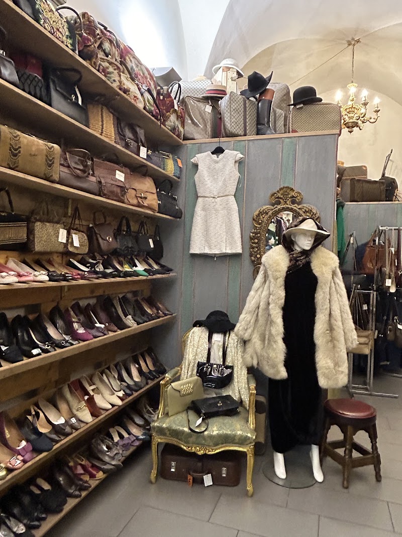 Street Doing Vintage Couture - Street Doing Vintage Couture, Via dei Servi, 88/r, 50122 Firenze FI, Italy