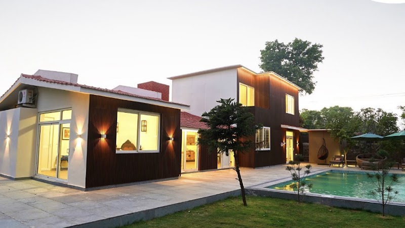 Mulberry Farm - A Luxury Farmhouse near delhi & gurgoan with pool and jacuzzi