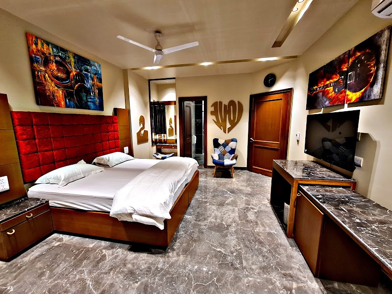 GRAND LIVING APARTMENT - GRAND LIVING APARTMENT, First Floor, A-100, Block A, Chittaranjan Park, New Delhi, Delhi 110019, India