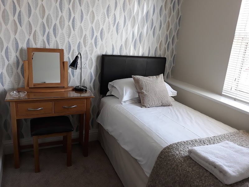Breakers Bed & Breakfast - Breakers Bed & Breakfast, Breakers Guesthouse, 56 Royal Parade, Eastbourne BN22 7AQ, UK