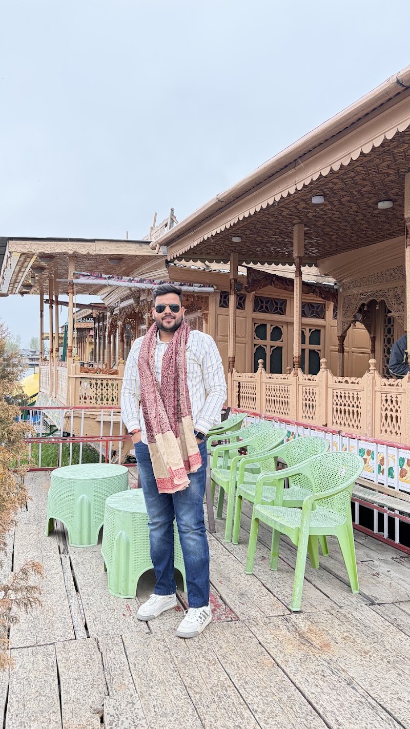Royal Dandoo 4 STAR Group of Houseboats - Royal Dandoo 4 STAR Group of Houseboats, Ghat No 17, Nehru Park, Dal Lake, Rainawari, Srinagar, 190003