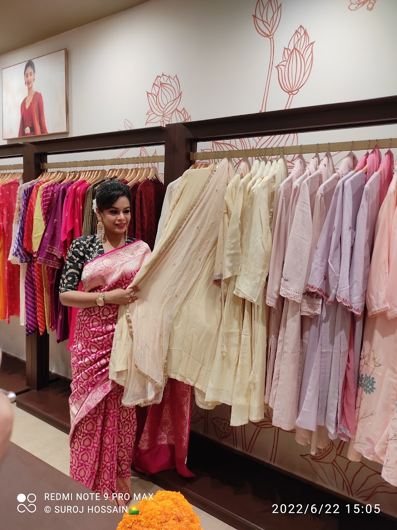 Taneira Sarees (Gariahat, Kolkata) - Taneira Sarees (Gariahat, Kolkata), shop no.95, 1B, Rash Behari Ave, beside Priya Cinema, Manoharpukur, Gariahat, Kolkata, West Bengal 700029, India