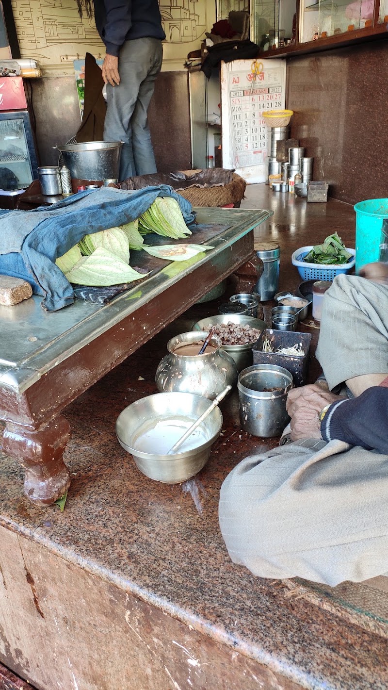 Keshav Tambul Bhandar - Keshav Tambul Bhandar 72J3+H82, Lanka Rd, Near Ravidas Gate, Anandbagh, Lanka, Varanasi, Uttar Pradesh 221005, India