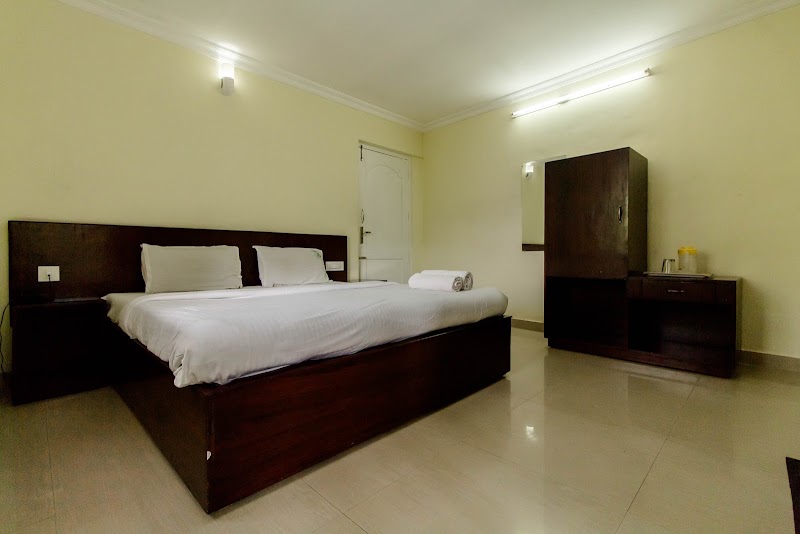 Munnar group booking - Munnar group booking, road, Silent Valley, Munnar, Kerala 685612, India