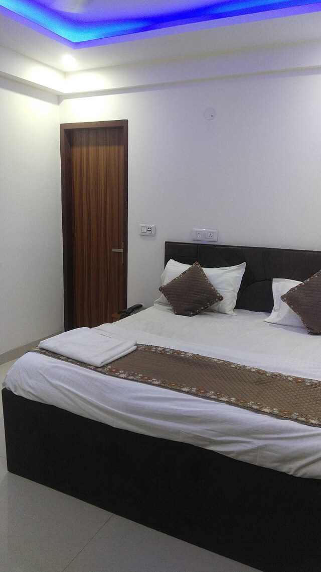 OYO Hotel Tree House - OYO Hotel Tree House Harinagar part 2, plot no 3a, near eco park, Hari Nagar Part II, Saurabh Vihar, Jaitpur, New Delhi, Delhi 110044, India