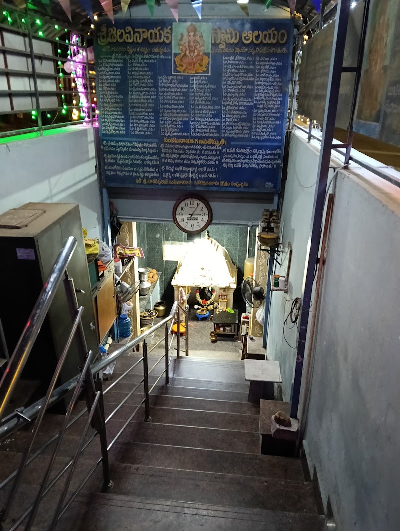 Srikalahasti Temple Entrance (Stairs) - Srikalahasti Temple Entrance (Stairs), 4-129/1, Sannidi St, Revenue Ward 4, Chukkalanidigallu, Srikalahasti, Andhra Pradesh 517644, India
