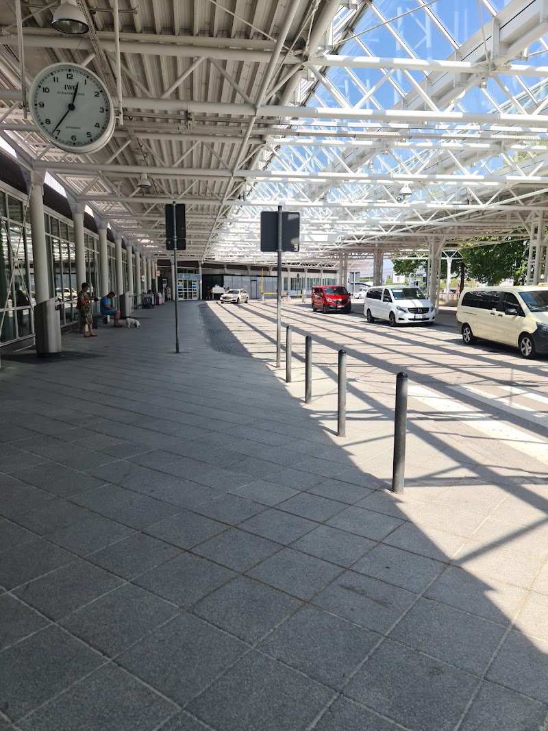 Access Point Terminal 1, Departures (A and B) - Departures Bus/Taxi/Transfer - Access Point Terminal 1, Departures (A and B) - Departures Bus/Taxi/Transfer, Terminalstr. West Terminal 1 - Modul B - Ebene 04, 85356 Oberding, Germany
