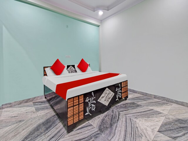 Hotel O by OYO Diamond Inns - Hotel O by OYO Diamond Inns Plot No -20 block c, near Metro Pillar No 82, Atta Market, Sector 18, Sector 57, Noida, Uttar Pradesh 201309, India