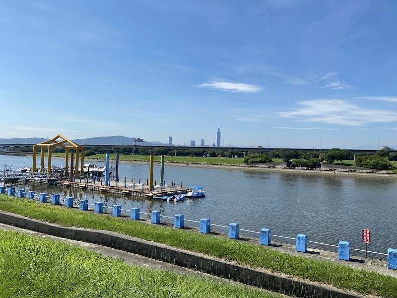 Meiti Riverside Park - Meiti Riverside Park 10491, Taiwan, Taipei City, Zhongshan District, Lequn 1st Rd, 基隆河基16號水門