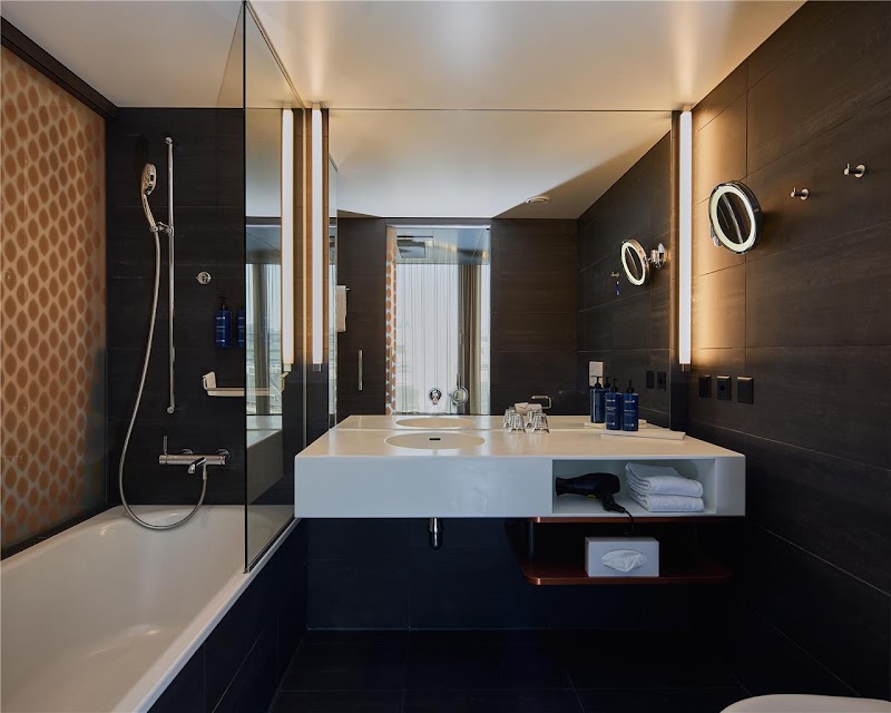Radisson Blu Hotel, Lucerne - Radisson Blu Hotel, Lucerne Lakefront Centre, Inseliquai 12, 6005 Luzern, Switzerland
