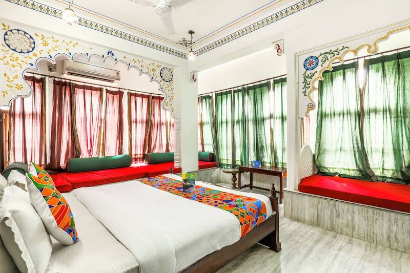 Hotel Pichola Haveli - Hotel Pichola Haveli, Gangaur Ghat Marg, in front of Bagore Ki Haveli Museum, Hotel Gangaur Palace, Udaipur, Rajasthan 313004, India