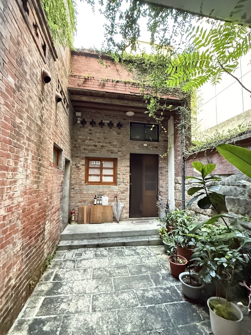 洪儒堂 - 洪儒堂 No. 289號, Section 1, Dihua St, Nanfang Village, Datong District, Taipei City, Taiwan 103