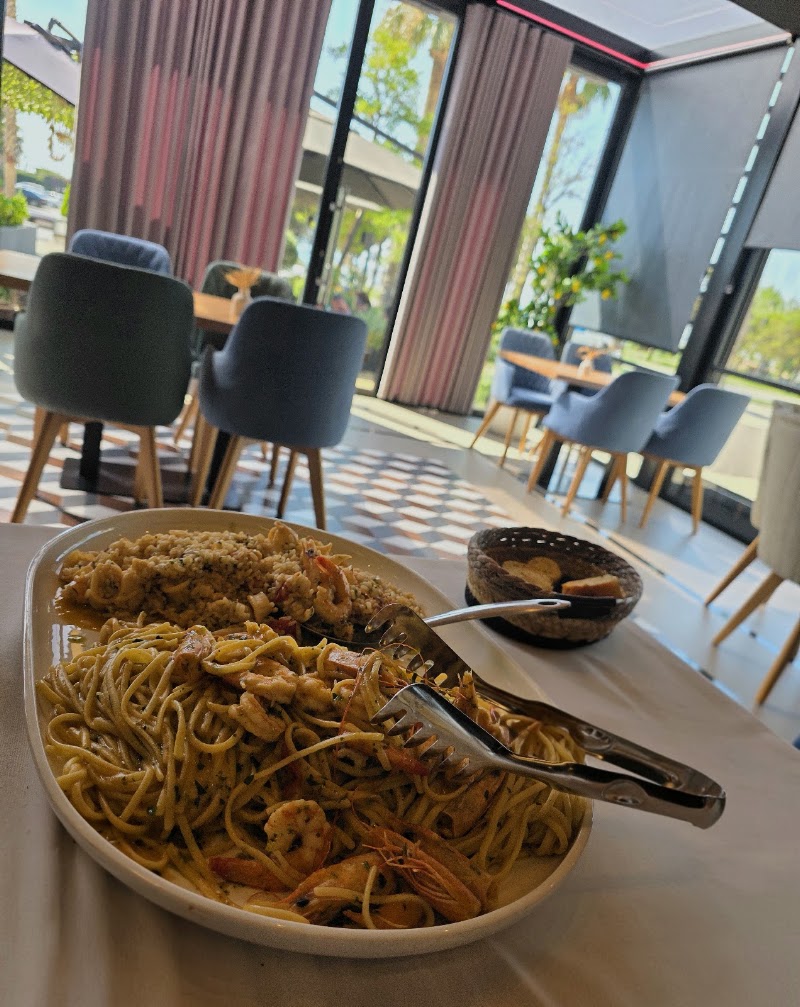 Berti Restaurant Lungomare - Berti Restaurant Lungomare, Rruga Murat Tërbaçi, Vlora 9401, Albania