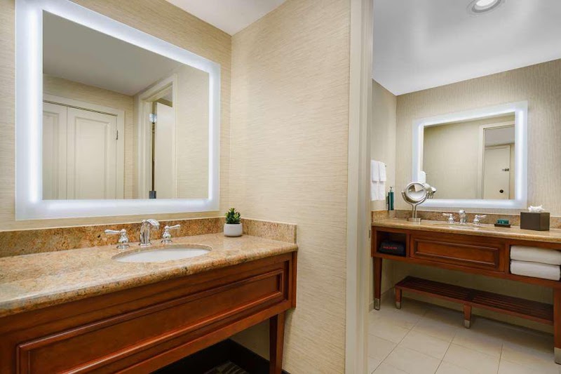 Hilton Phoenix Airport - Hilton Phoenix Airport, 2435 S 47th St, Phoenix, AZ 85034, USA