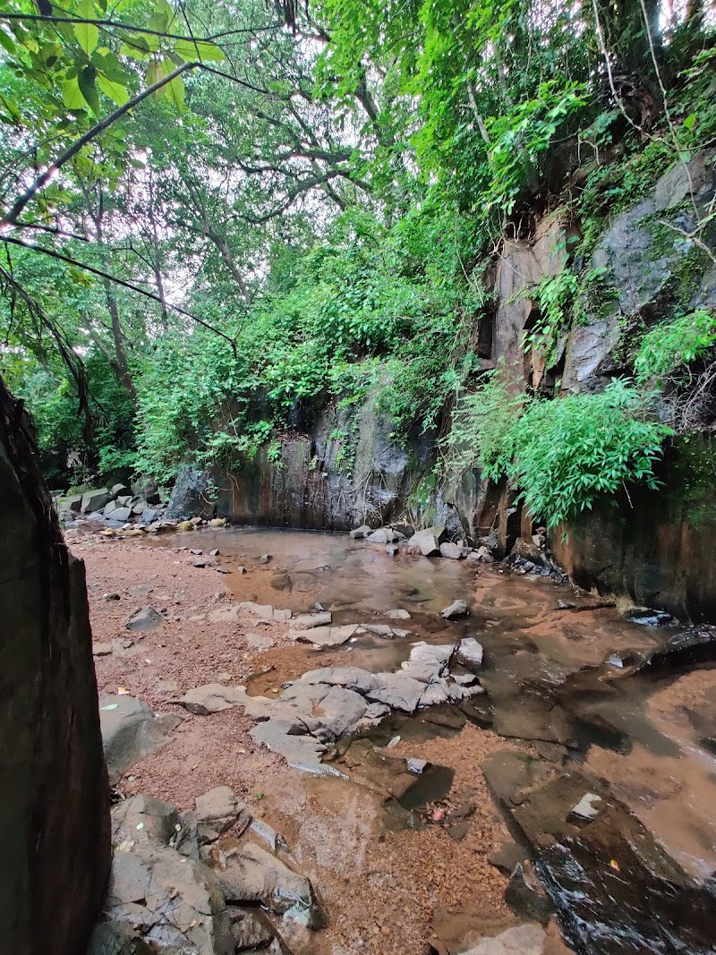 Nivendi waterfall - Nivendi waterfall 5856+X9H, Talekarwadi, Maharashtra 415615, India