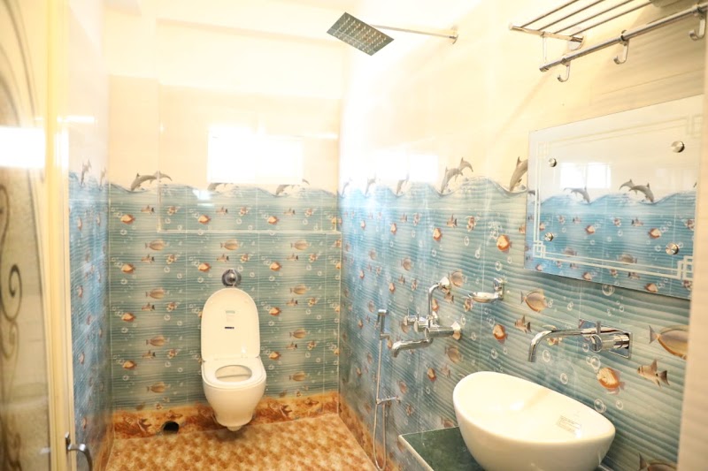 HOTEL HOLYDON - HOTEL HOLYDON NJP Railway Sta Rd, Ward 35, Bhaktinagar, Siliguri, West Bengal 734007, India