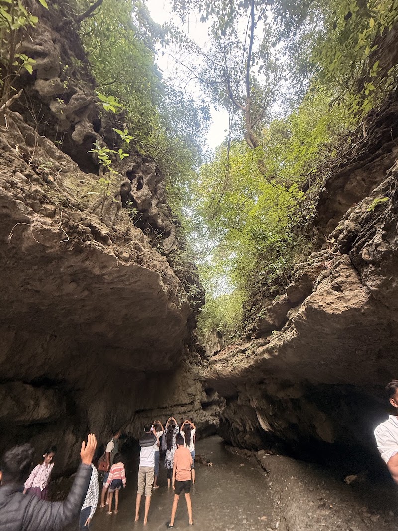 Gucchupani Robbers' Cave - Gucchupani Robbers' Cave Anarwala Rd, Garhi Cantt, Dehradun, Uttarakhand 248003, India