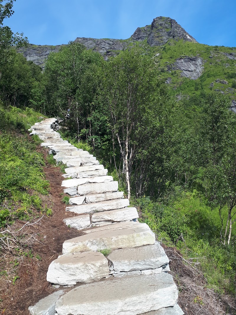 Reinebringen trailhead - Reinebringen trailhead Ramsviktunnelen, 8390 Reine, Norway