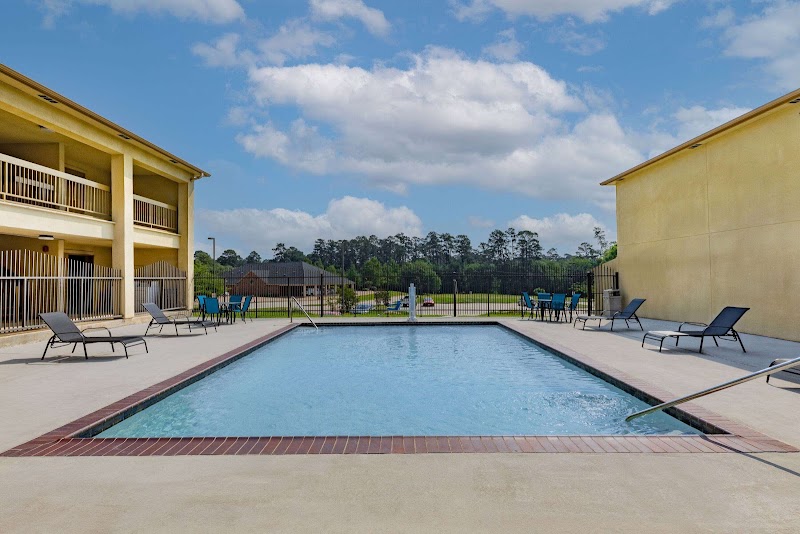Days Inn & Suites by Wyndham Huntsville - Days Inn & Suites by Wyndham Huntsville 160 I-45, Huntsville, TX 77340, USA
