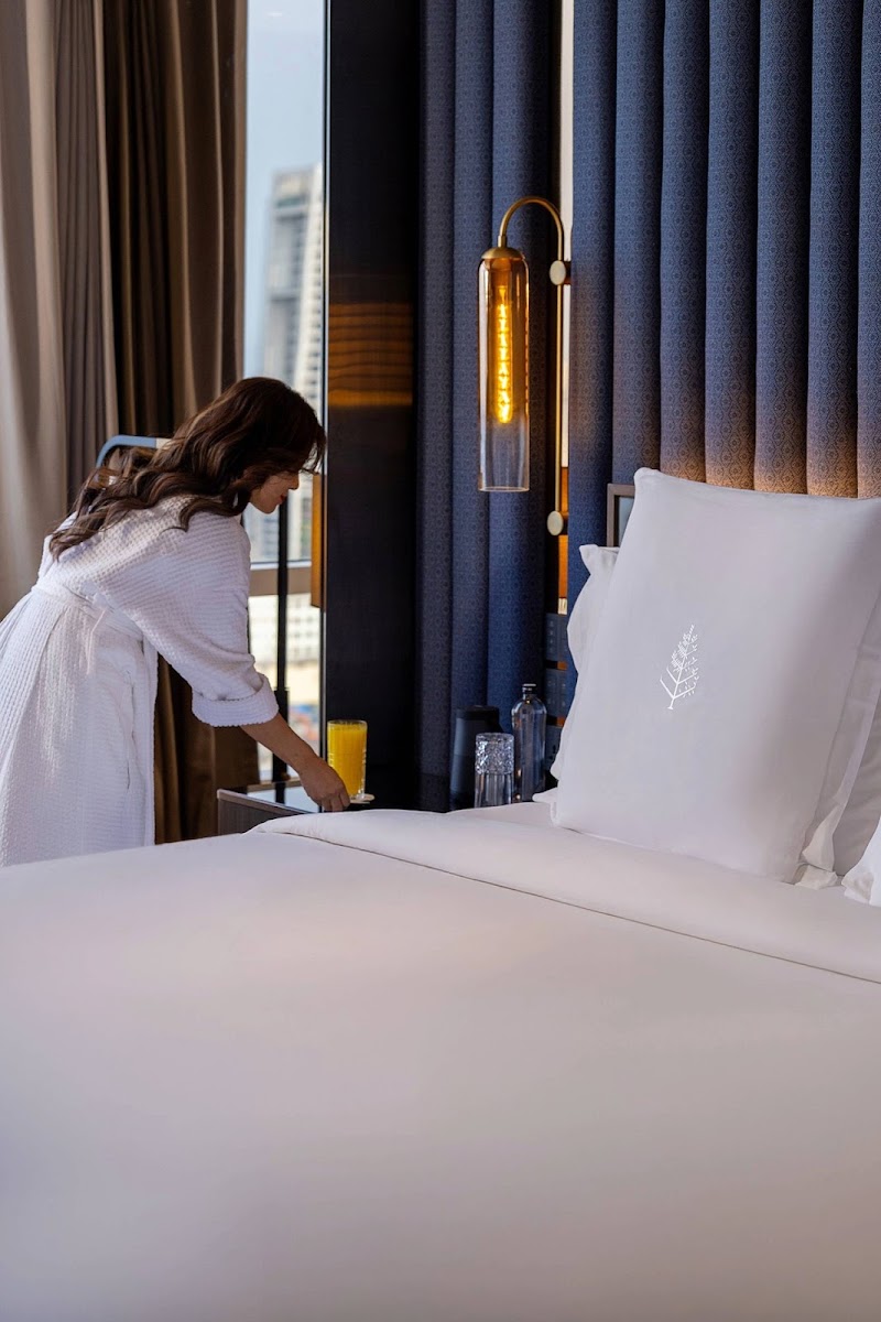 Four Seasons Hotel Mumbai - Four Seasons Hotel Mumbai 1/136, Dr Elijah Moses Rd, Gandhi Nagar, Upper Worli, Worli, Mumbai, Maharashtra 400018, India