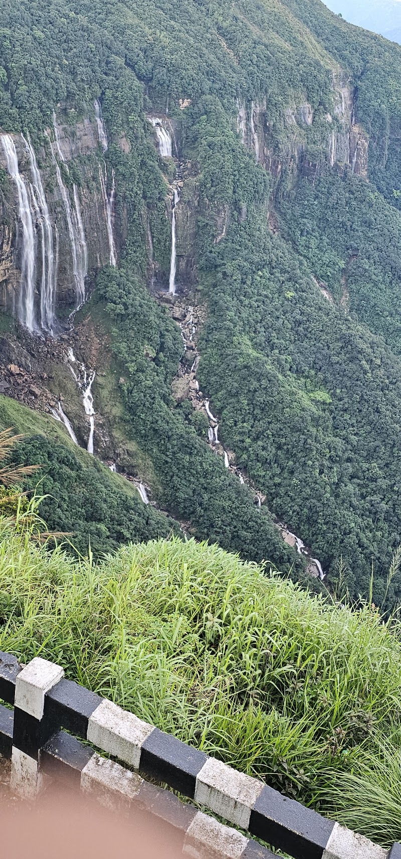Nohsngithiang Falls View point - Nohsngithiang Falls View point, 6PQM+H2, Lad Ryngud, Meghalaya 793108, India