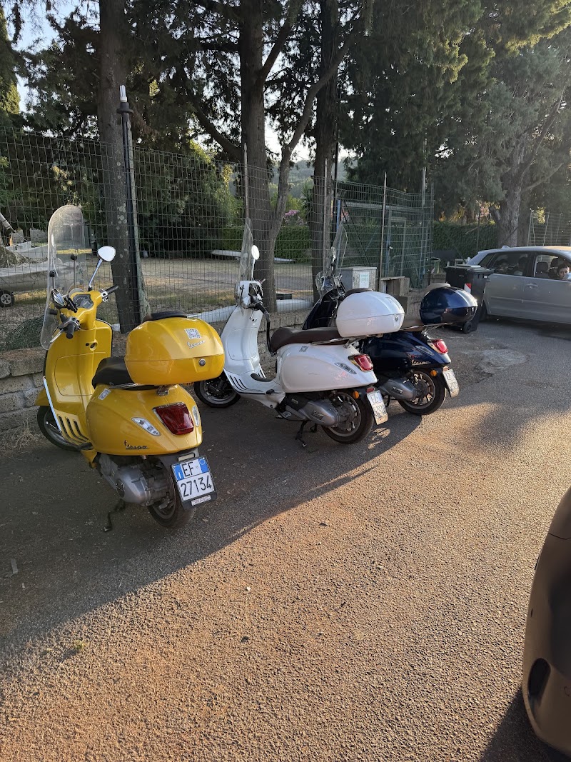 Buzz4tours Vespa Scooter Rental - Buzz4tours Vespa Scooter Rental, Vicolo d'Orfeo, 8, 00193 Roma RM, Italy
