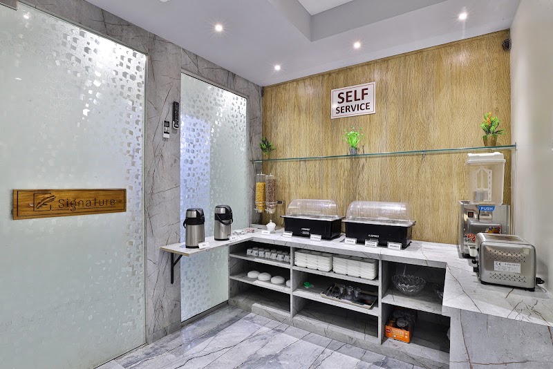 HOTEL SIGNATURE - HOTEL SIGNATURE 3RD FLOOR, Abowath Complex, Cinema Rd, Opposite Krishna Cinema, Mahidharpura, LAKKAD KOT, Surat, Gujarat 395003, India
