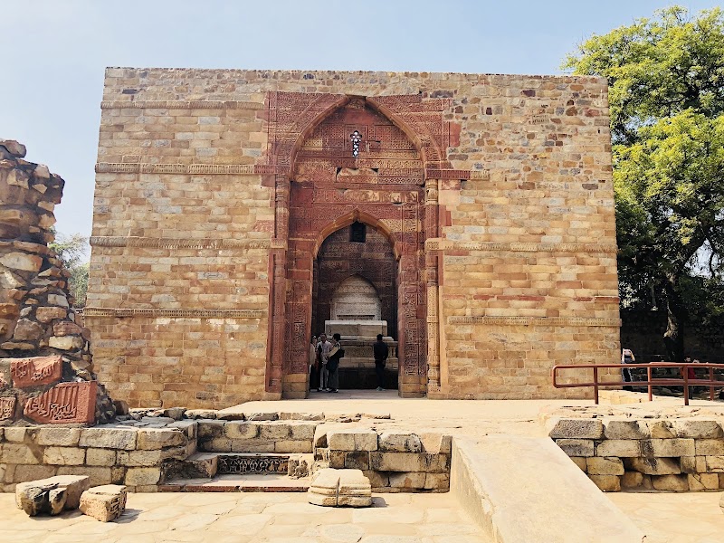 Iron Pillar of Mehrauli, Delhi - Iron Pillar of Mehrauli, Delhi Mehrauli, G5FM+VXW, Seth Sarai, Mehrauli, New Delhi, Delhi 110030, India