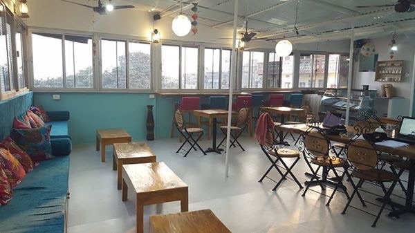 Aadha-Aadha Café